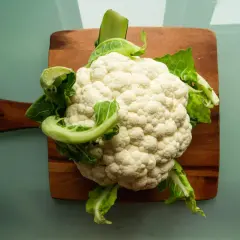Kalafior na desce. Czy pies może jeść kalafior? Tak, ale w małych ilościach i bez przypraw.