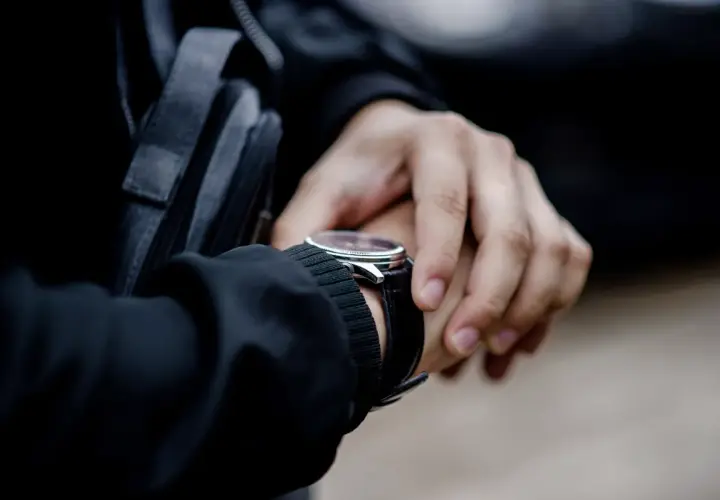 Zegary, które biegną wstecz: Hipoteza społeczeństw odwróconego czasu