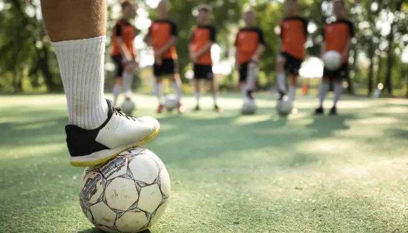 Najwięksi sponsorzy sportowi dominujący w światowych rozgrywkach